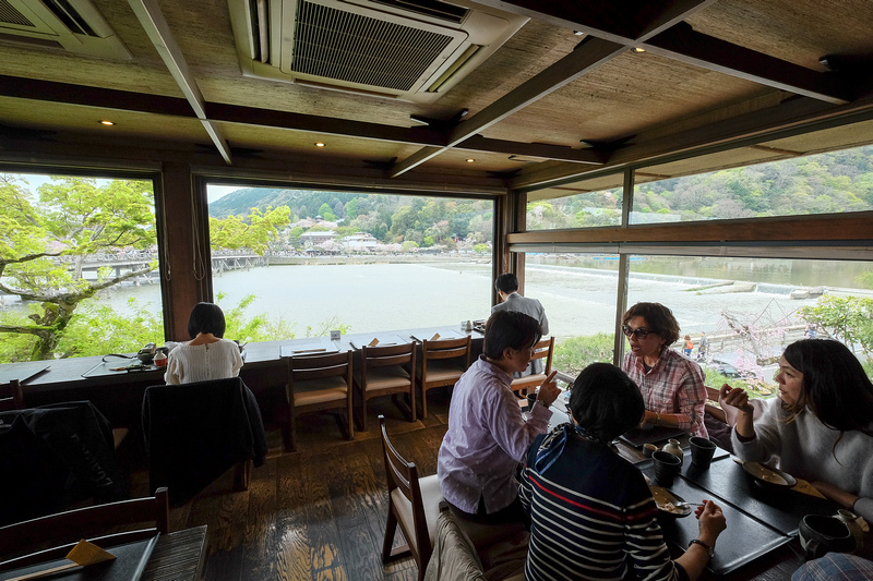 【京都】嵐山よしむら：手打蕎麥麵，渡月橋超人氣美食，坐擁櫻花