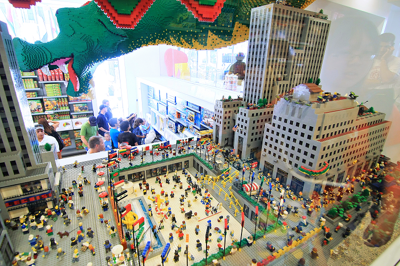 【紐約】樂高積木Lego：創意無限，著名地標作品超精彩，第五大道洛克斐勒中心