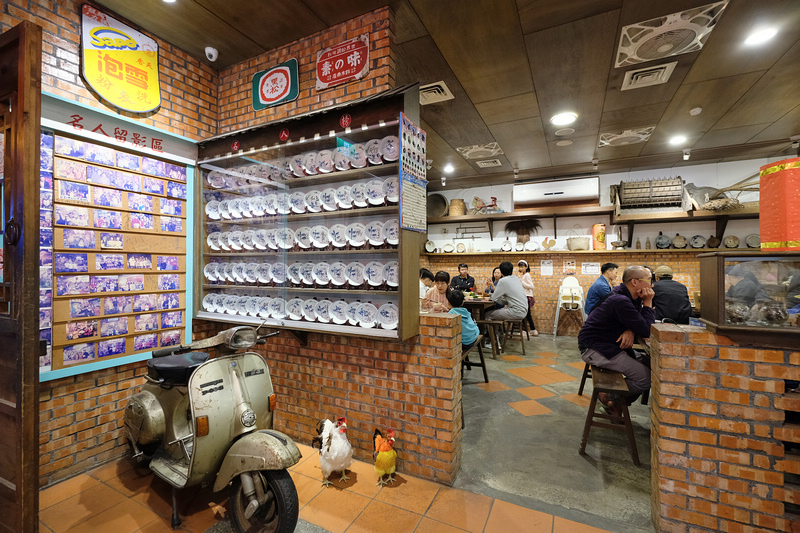 【宜蘭】羅東駿懷舊餐廳：菜單必點黑嚕嚕！打卡送叭噗、玩具，還