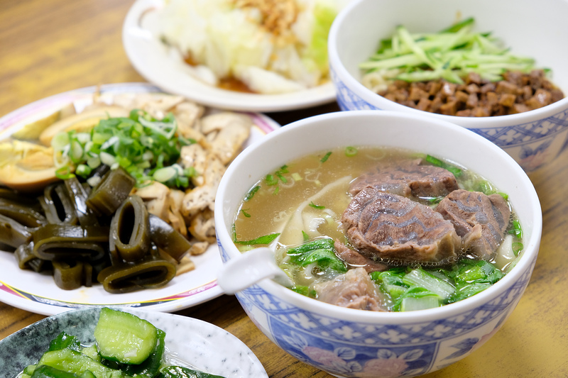【板橋】大庭牛肉麵：清燉牛肉麵超級讚，湯鮮醇肉厚嫩，滷味也是必點