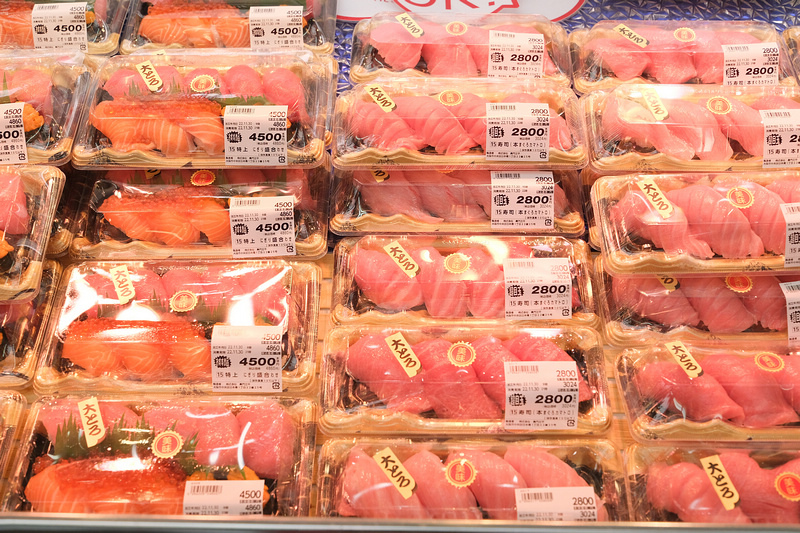 【大阪】黑門三平：必吃黑門市場生魚片！海膽、烤大蝦、蟹腳也很熱門