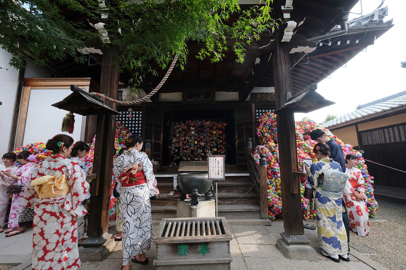 【京都】八坂庚申堂：繽紛彩球許願猴，熱門IG打卡景點，穿和服