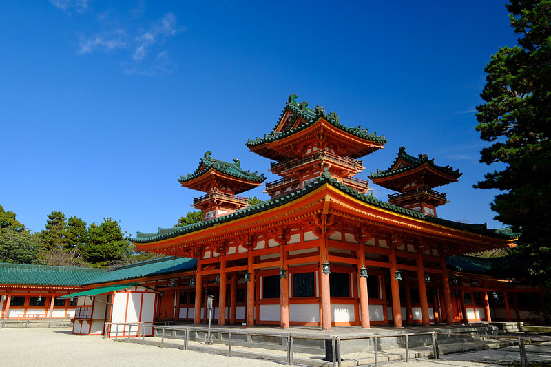 【京都】平安神宮：紀念建都千年而建！神苑櫻花夜櫻點燈＆楓葉必