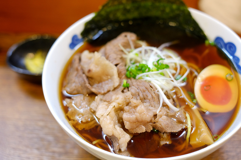 【京都】麵屋豬一拉麵：米其林推薦大排隊！菜單醬油拉麵和干貝飯必點