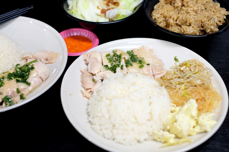 【新莊】：雜炊 ♥ 正宗馬來西亞海南雞飯，雞肉肉嫩汁多，米飯香氣滿點，點頭直說讚的美味