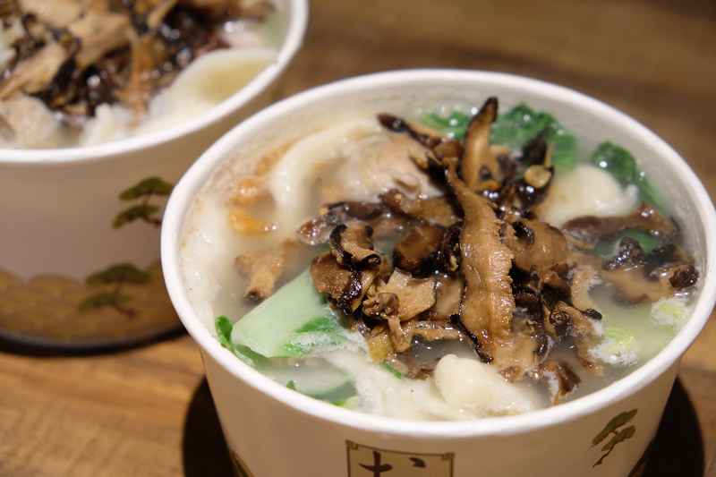 【新莊】民本街麵疙瘩：大把香菇入湯頭，充滿嚼勁的美味麵疙瘩