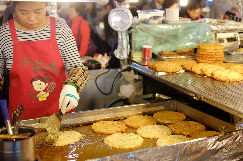 【韓國首爾】順熙家綠豆煎餅：廣藏市場美食，綠豆粉直磨現煎滋滋作響