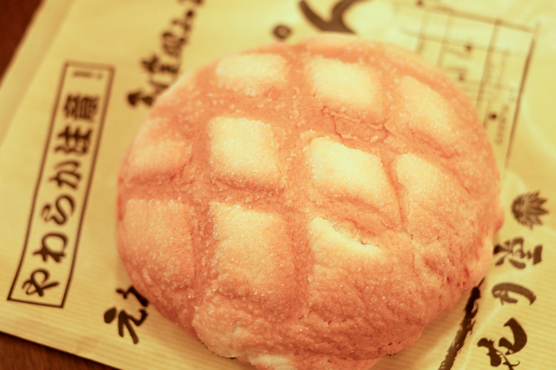 【東京】淺草花月堂菠蘿麵包：日銷3,000個！蓬鬆脆香甜，大尺寸夠獨特