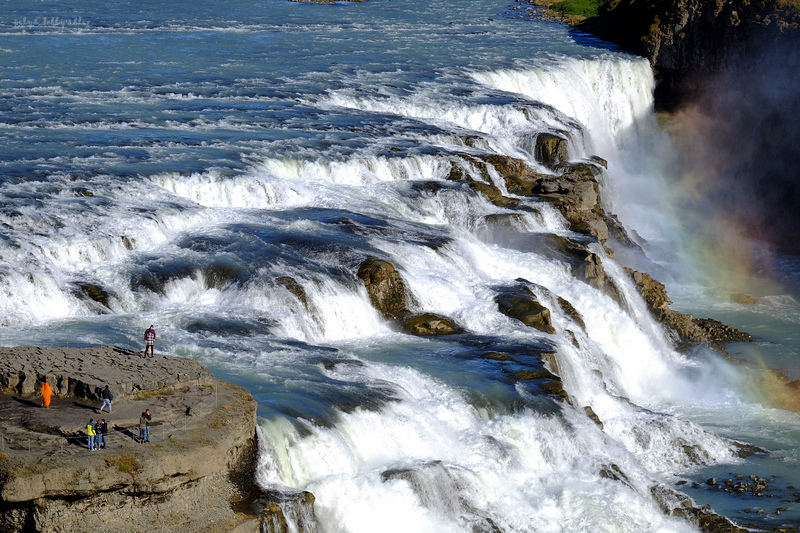 【冰島】古佛斯瀑布Gullfoss：黃金瀑布雷霆萬鈞，水珠飛濺加彩虹美翻了！
