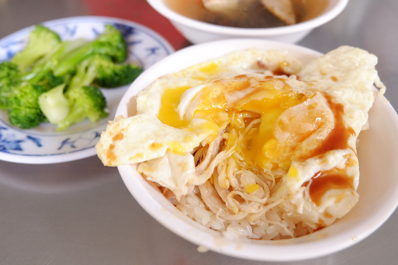 【台北】：梁記雞肉飯 ♥ 小S狂推半熟蛋拌飯，江湖傳言台北最好吃的人氣雞肉飯