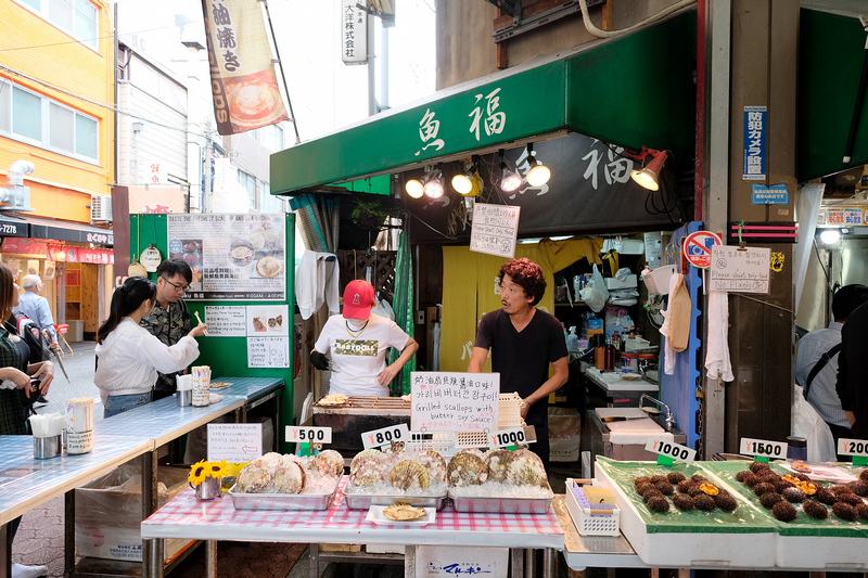 【大阪】黑門市場魚福：現烤奶油扇貝、海膽飽滿多汁，當日捕獲超新鮮