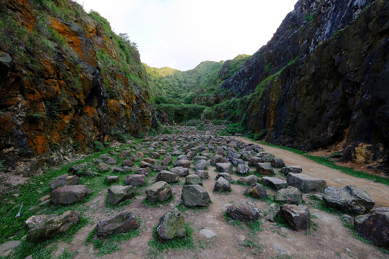 【新北】金瓜石地質公園步道：本山礦場神秘石頭陣超酷！含交通怎麼去