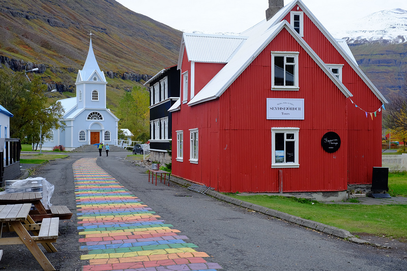 【冰島】Seydisfjordur：僅700人童話般彩色小鎮，朝聖《白日夢冒險王》拍攝地