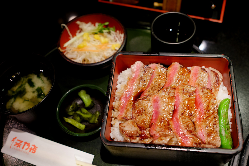 【大阪】本みやけ阪急三番街店：肉鋪超滿牛排丼套餐，台幣300左右人氣美食