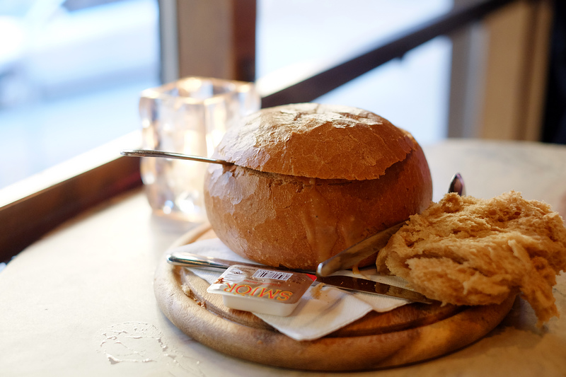 【冰島】：Svarta Kaffid ♥ 市區第一名湯品藏在酒吧裡，巨型麵包湯比臉還大，酥香濃郁每桌必點
