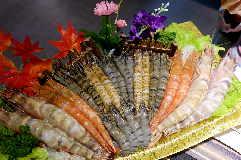 【基隆】：魯山人和風壽喜燒鍋物 ♥ 驚人！26公分巨無霸大蝦，點了再送五種肉品無限吃到飽