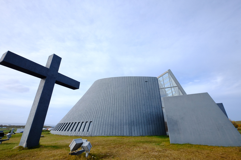 【冰島】鯨魚教堂 Blönduóskirkja：造型前衛的獨特教堂，可眺望小鎮風光