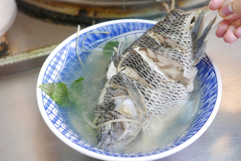 【台北】：以馬內利鮮魚湯 ♥ 光看就過癮，整隻鮮魚每日現煮，只要60元