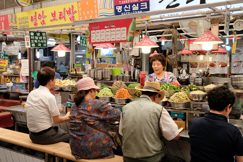 【韓國首爾】廣藏市場大麥拌飯：鐵盆拌大醬與蔬菜，韓劇場景重現必吃